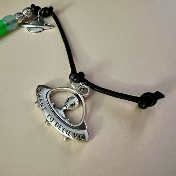 Roach Clip Spaced Out Smoker’s Helper Glow in the Dark Alien Head & green beads - Picture 12 of 17